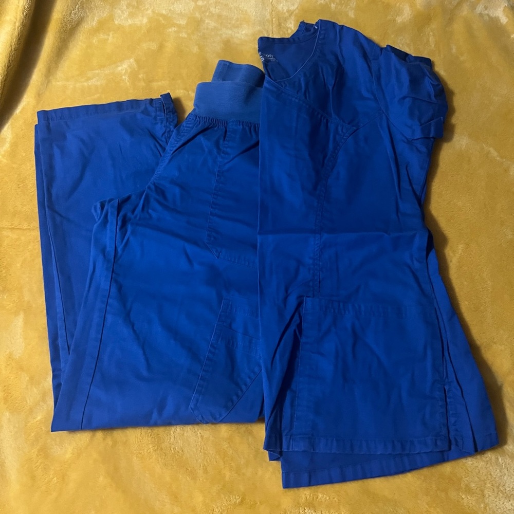 Women’s scrub top and pants set